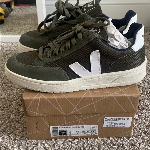 Veja Shoes - NWT Vejas V-12 sneakers